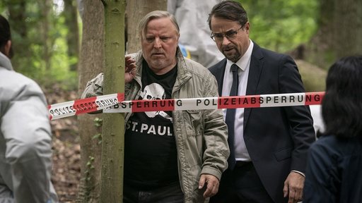 Frank Thiel (Axel Prahl) trifft mit Prof. Karl-Friedrich Boerne (Jan Josef Liefers) am Tatort