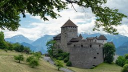 Schloss Vaduz ist Wahrzeichen und Sitz des Fürstenhauses Liechtenstein | Bildquelle: picture alliance / Daniel Kalker Schloss Vaduz ist Wahrzeichen und Sitz des Fürstenhauses Liechtenstein