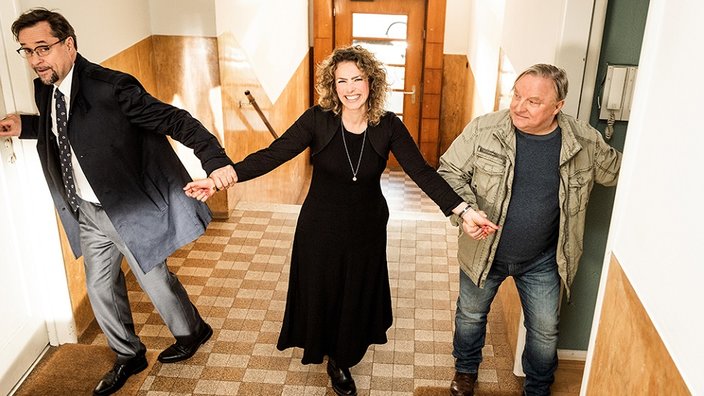 V.l.n.r.: Jan Josef Liefers (Rolle Prof. Karl Friedrich Boerne), Janis Rebecca Rattenni (Regie), Axel Prahl (Rolle Frank Thiel) | Bildquelle: WDR/Bavaria Fiction GmbH/Martin Valentin Menke V.l.n.r.: Jan Josef Liefers (Rolle Prof. Karl Friedrich Boerne), Janis Rebecca Rattenni (Regie), Axel Prahl (Rolle Frank Thiel)