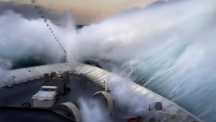Bug des Kreuzfahrtschiffes MS Hanseatic wird von Wellen überschwemmt