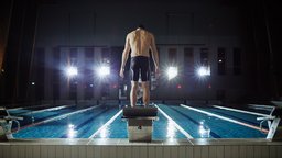 Athletic Male Swimmer Stands on a Starting Block | Bildquelle: WDR/Adobe Athletic Male Swimmer Stands on a Starting Block