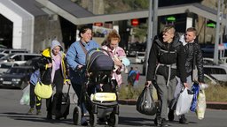 Ukraine Flüchtlinge | Bildquelle: WDR/picture alliance/dpa/AP/Zurab Tsertsvadze Ukraine Flüchtlinge