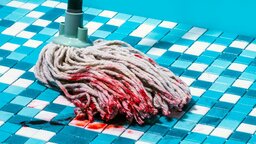 Ein Wischmopp voller blut auf blauen Fliesen. | Bildquelle: mauritius images / ADDICTIVE STOCK CREATIVES / Alamy / Alamy Stock Photos Ein Wischmopp voller blut auf blauen Fliesen.