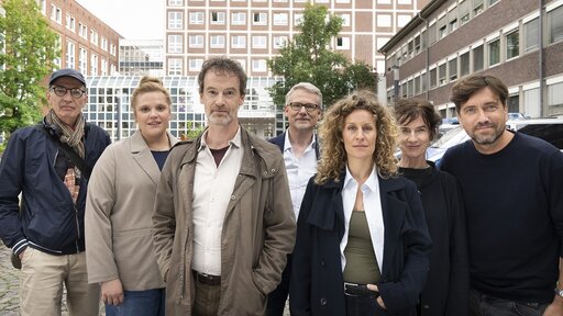 Das Foto zeigt v.r.n.l.: Jobst Oetzmann (Regie), Stefanie Reinsperger (Rolle Rosa Herzog ), Jörg Hartmann (Rolle Peter Faber ), Frank Tönsmann (WDR-Redakteur), Alessija Lause (Rolle Ira Klasni ), Iris Wolfinger (Produzentin), Michael Schreitel (Kamera).