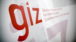 Logo der Deutschen Gesellschaft fuer Internationale Zusammenarbeit | Bildquelle: WDR/Thomas Trutschel Logo der Deutschen Gesellschaft fuer Internationale Zusammenarbeit