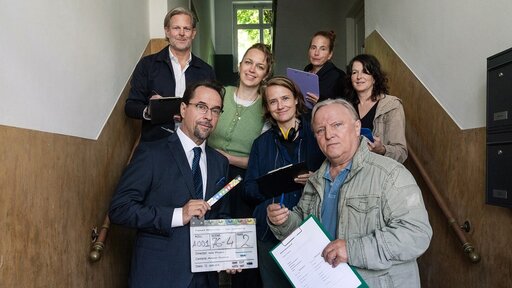 : Anne Bolick Redaktion: Sophie Seitz, WDR Produzent: Jan Kruse Produktion: Bavaria Fiction GmbH Kategorie: DREHSTART Abgebildet (von links nach rechts): Jan Kruse (Produzent); Prof. Karl-Friedrich Boerne (Jan Josef Liefers); Anne Bolick (Kamerafrau); Isa Prahl (Regisseurin); Regine Bielefeldt (Drehbuch); Frank Thiel (Axel Prahl); Sophie Seitz (Redakteurin WDR