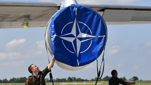 Schutzhülle mit NATO-Logo auf der ILA 2016