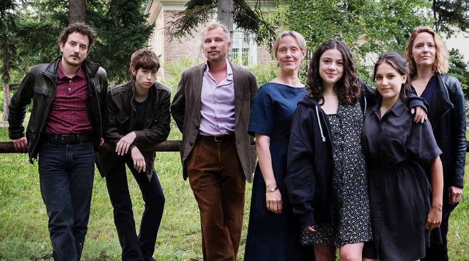 Im Bild v.l.n.r. David Hugo Schmitz (Rolle Hänno Gudjons), Lia von Blarer (Rolle Anne Goldmundt), Robert Stadlober (Rolle Jan Auschra), Anna Schudt (Rolle Riccarda Hövemann), Eva Marlen Hirschburger (Rolle Ela Hövemann), Allgegra Tinnefeld (Rolle Salma Novak), Patricia Aulitzky (Rolle Caro Novak)