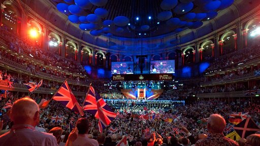Zuschauer schwenken Fahnen während des Konzerts «Last Night of the Proms» in der Royal Albert Hall