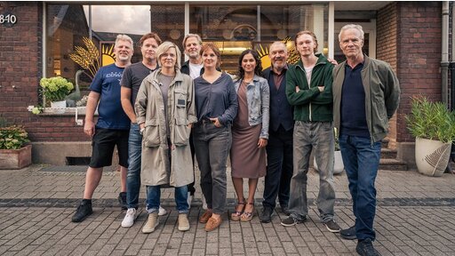 Kurztext Tatort K ln 97 ÄûDie Guten Leute Äú (AT) Äú Bavaria Fiction /WDR Regie: Katrin Schmidt Kamera: Simon Schmejkal Produzentin: Jan Kruse Buch: Johannes Rotter Drehstart Abgebildet: Simon Schmejkal (Kamera) G tz Bolten (Redaktion WDR) Katrin Schmidt (Regie) Jan Kruse (Produzent Bavaria Fiction) Laura Emmrich (Alina Stiegler) Sandra Lay (Nica Heru) Freddy Schenk (Dietmar B §r) Joey Emmrich (Filip Schnack) Max Ballauf (Klaus J. Behrendt)