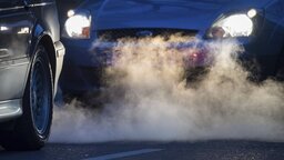 Abgase kommen aus dem Auspuff eines Autos.