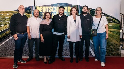 Bei der Premiere von ,,Deutschland, ich küss' Dein Herz" (v.l.n.r.) Ingmar Cario, kommissarischer (WDR-Programmdirektor) Matthias Murmann, (Geschäftsführer btf), Zeynep, Tahsim Durgun, Katrin Vernau (WDR-Intendantin), Philipp Käßborer (Geschäftsführer btf), Karin Kuhn (WDR-Unterhaltungschefin)