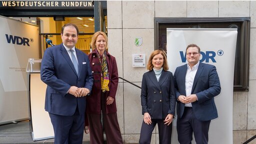 V.l.n.r.: Nathanael Liminski (Minister für Bundes- und Europaangelegenheiten, Internationales sowie Medien des Landes NRW), Julia Becker (Aufsichtsratsvorsitzende der Funke-Mediengruppe), Katrin Vernau (WDR-Intendantin), Carsten Männlein (Stellvertretender Direktor & Verwaltungsleiter Stiftung Orte der Deutschen Demokratiegeschichte)